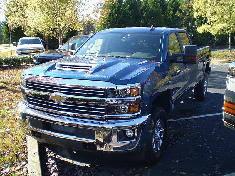 800px-2018_silverado_2500hd_lt_crew_cab_long_box_4wd_(observe)