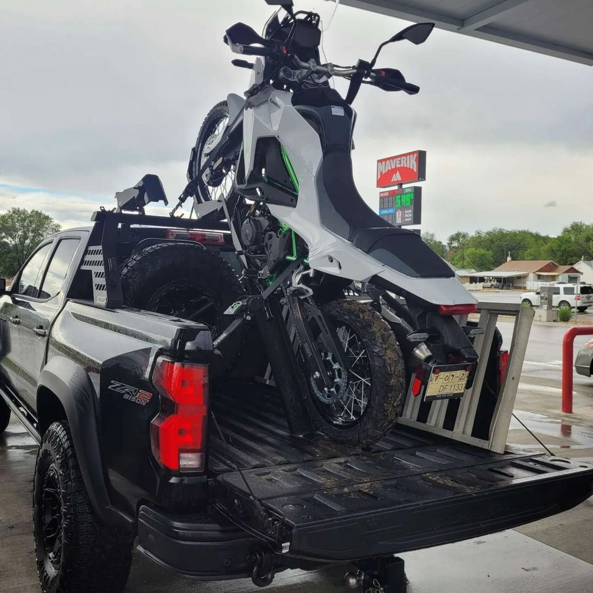 Universal truck bed motorcycle rack for pickup trucks