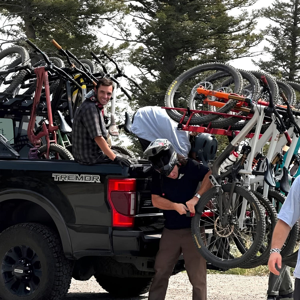Heavy-duty truck bed rack system for transporting bicycles securely