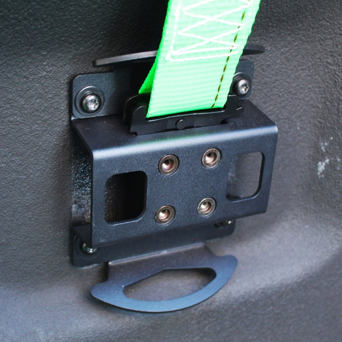 Heavy-duty steel BoxLink mounting plate with integrated cargo management features