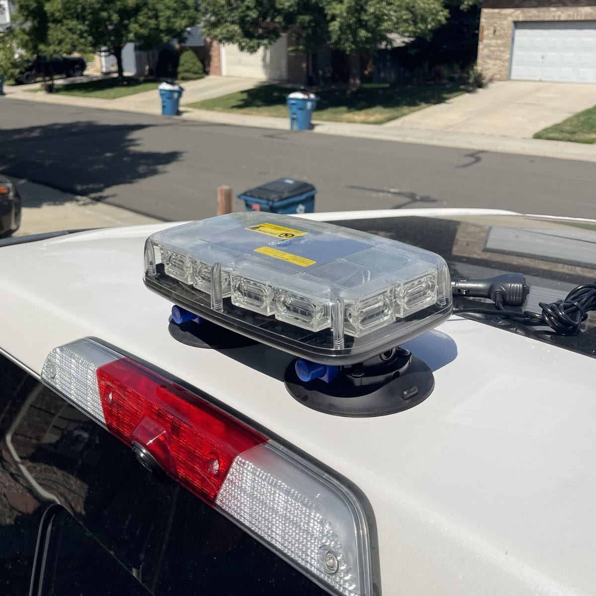 Universal vacuum-mounted LED rooftop emergency strobe light for trucks
