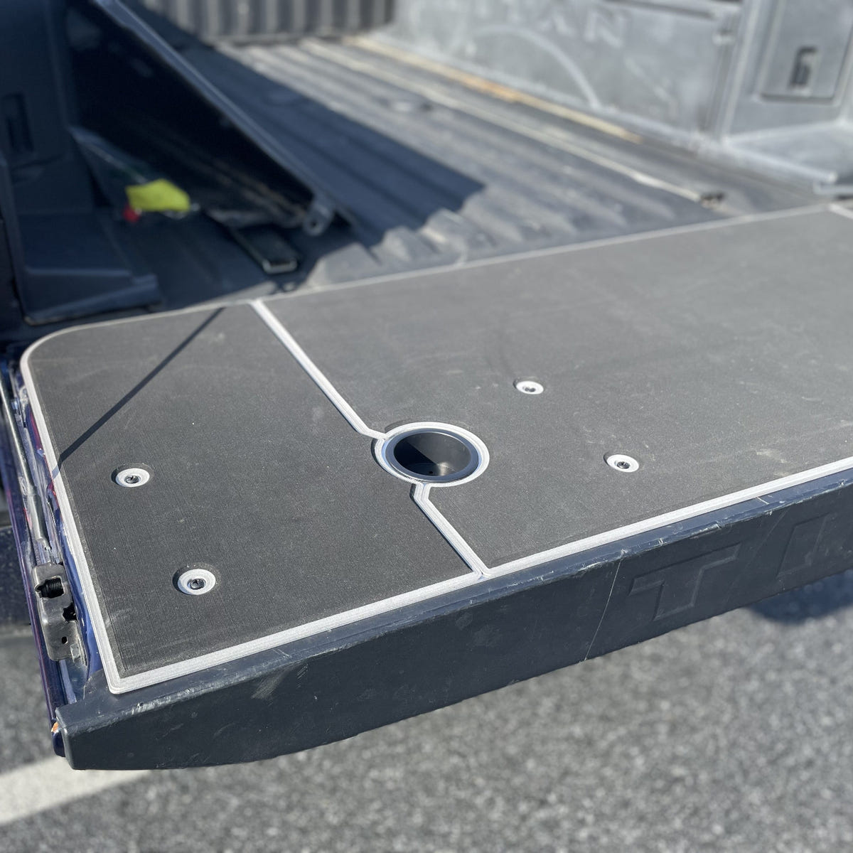BillieBars Tailgate Cover 04-26 Nissan Titan